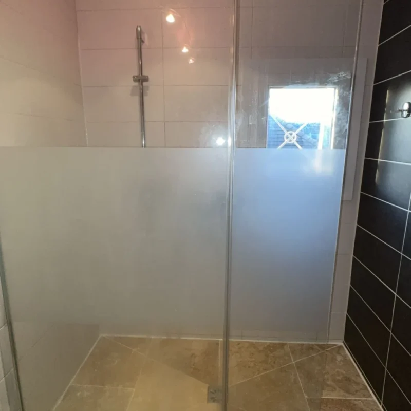 Remplacement du bac à douche à carreler avec pose de travertin a Poissy - vue generale