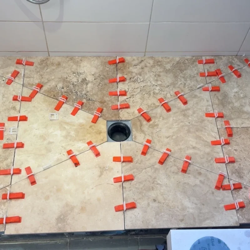 Remplacement du bac à douche à carreler avec pose de travertin Poissy - detail