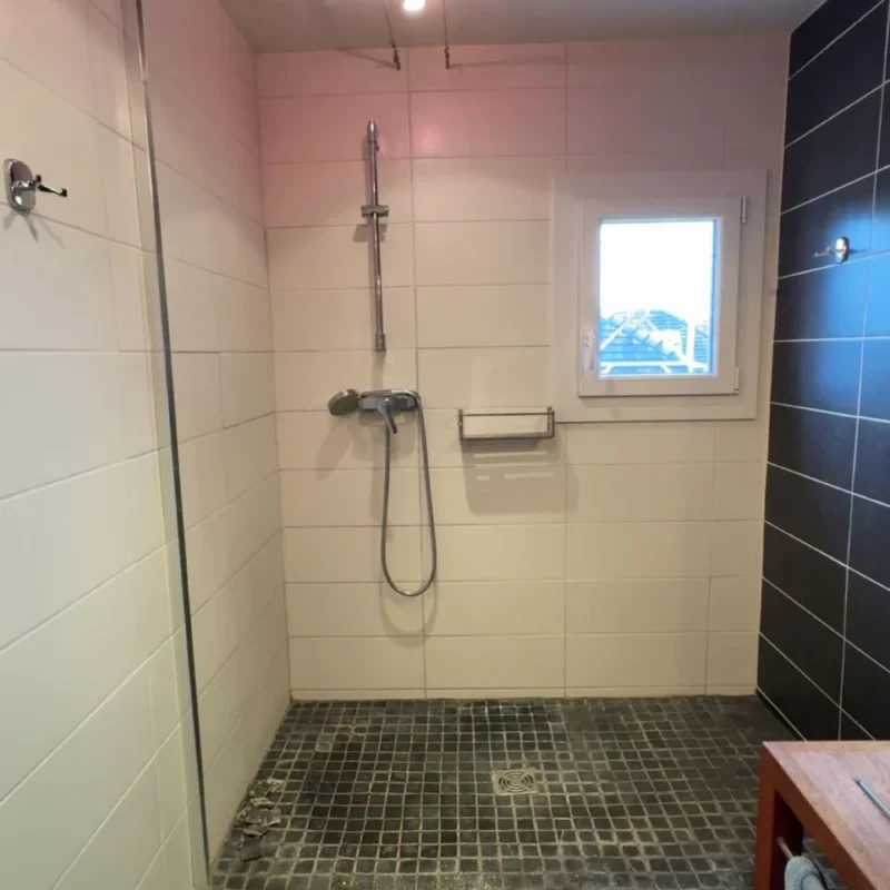 Remplacement du bac à douche à carreler avec pose de travertin a Poissy 78300 - en cours